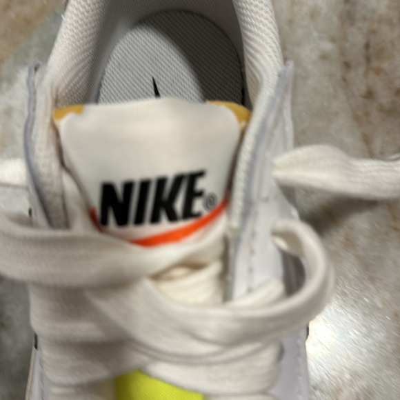 UNWORN BRAND NEW Funky NIKE SNEAKERS - Picture 7 of 7